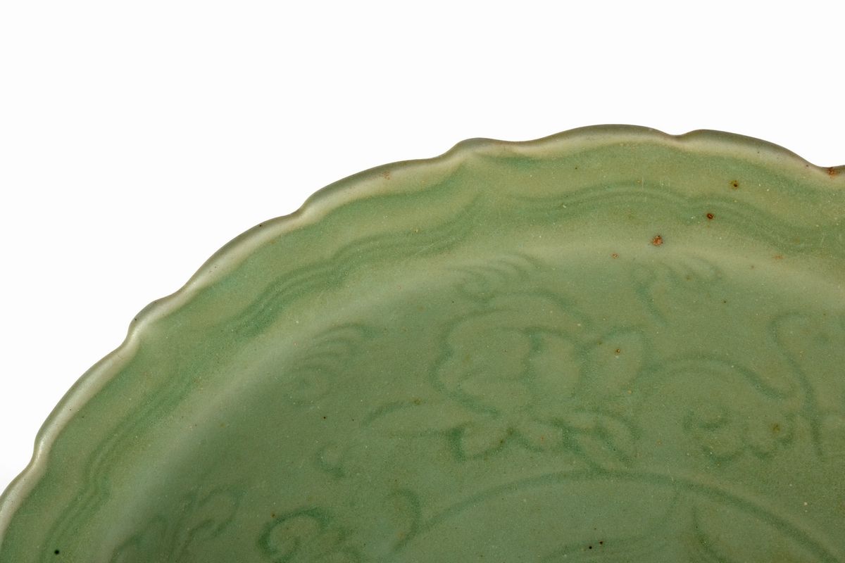 Piatto Longquan Celadon, Cina, Dinastia Ming, con bordo polilobato e decorazioni a quattro ordini