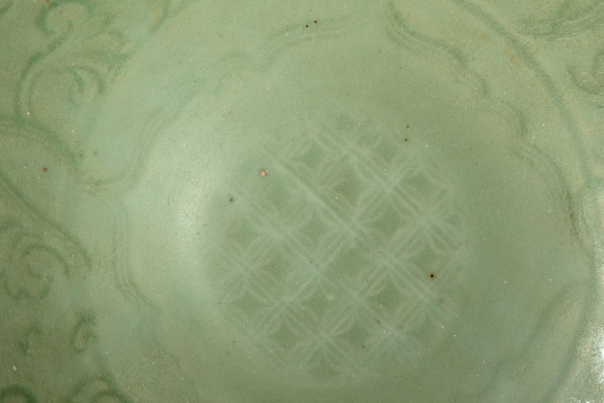 Piatto Longquan Celadon, Cina, Dinastia Ming, con bordo polilobato e decorazioni a quattro ordini