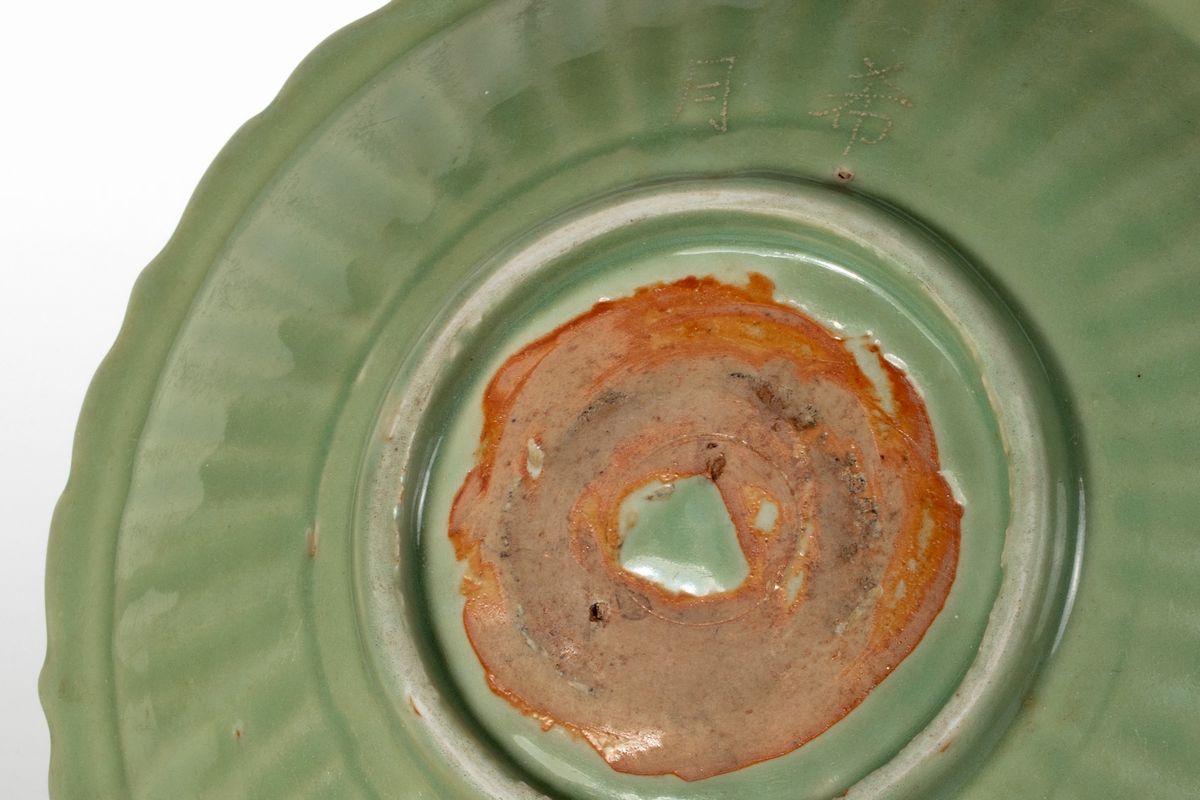 Piatto Longquan Celadon, Cina, Dinastia Ming, con bordo polilobato e decorazioni a quattro ordini