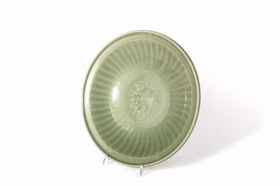 Piatto Longquan Celadon, Cina, Dinastia Ming, diametro cm 34,1, con baccellature lungo il bordo e...