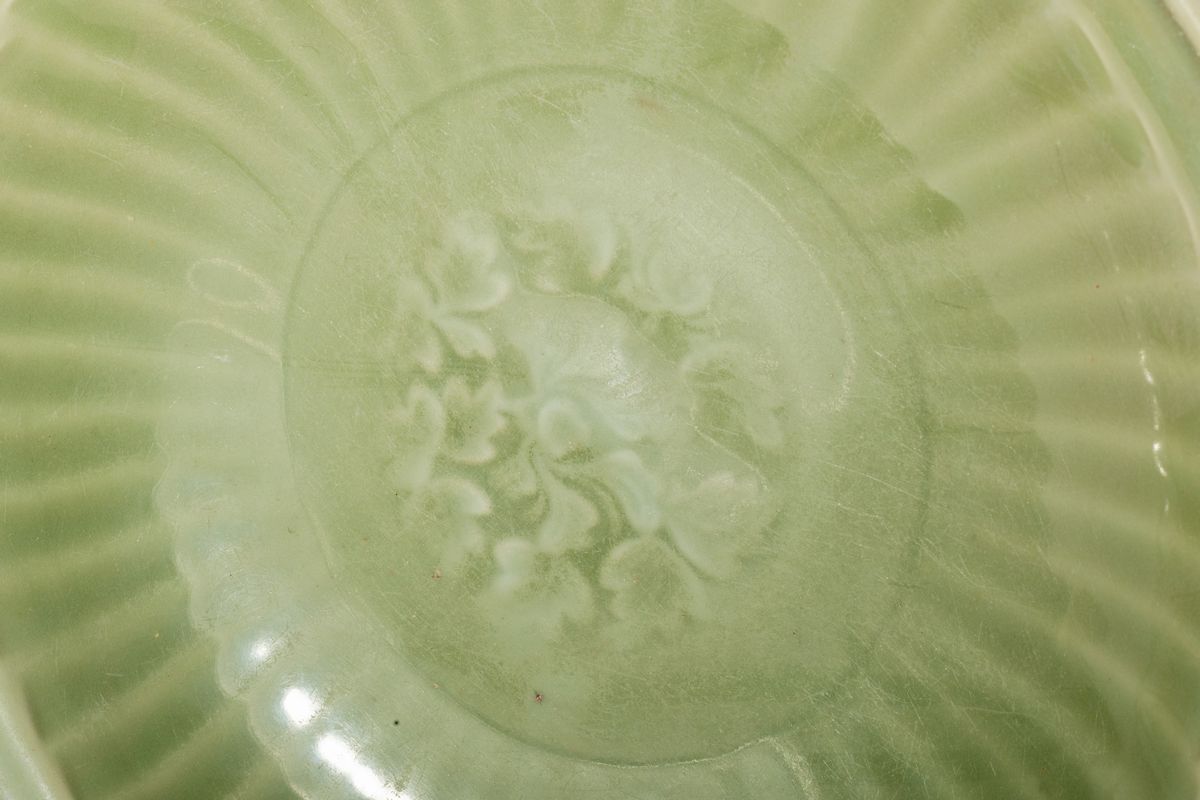 Piatto Longquan Celadon, Cina, Dinastia Ming, diametro cm 34,1, con baccellature lungo il bordo e...