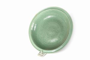 Large Longquan Celadon plate with clouds along the edge and floral motifs in the center, China Ming dynasty