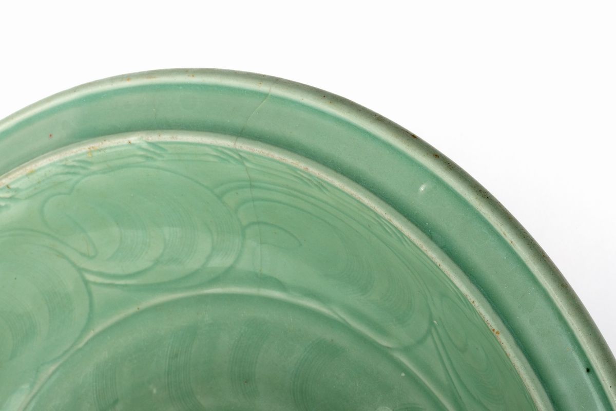 Piatto Longquan Celadon, Cina, Dinastia Ming, con motivi floreali e decorazioni a nuvole, diametr...