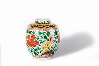 Vaso in porcellana policroma con leoni e motivi floreali, Cina, dinastia Qing, periodo Kangxi