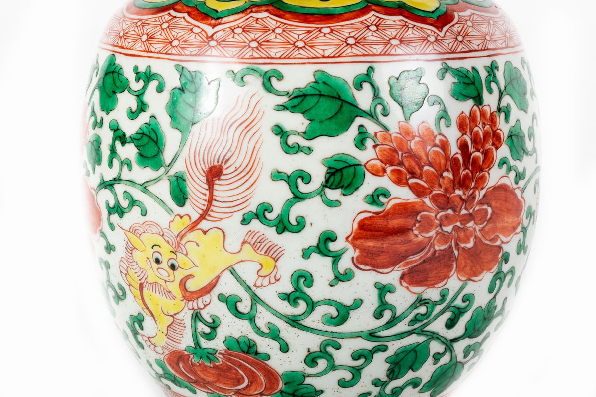 Vaso in porcellana policroma con leoni e motivi floreali, Cina, dinastia Qing, periodo Kangxi