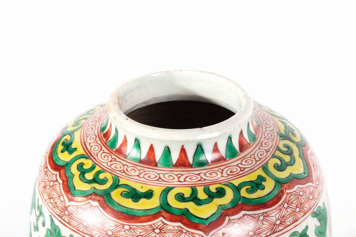 Vaso in porcellana policroma con leoni e motivi floreali, Cina, dinastia Qing, periodo Kangxi