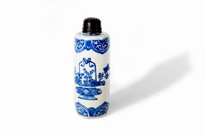 Vasetto in porcellana bianca e blu con tappo in legno, Cina, dinastia Qing