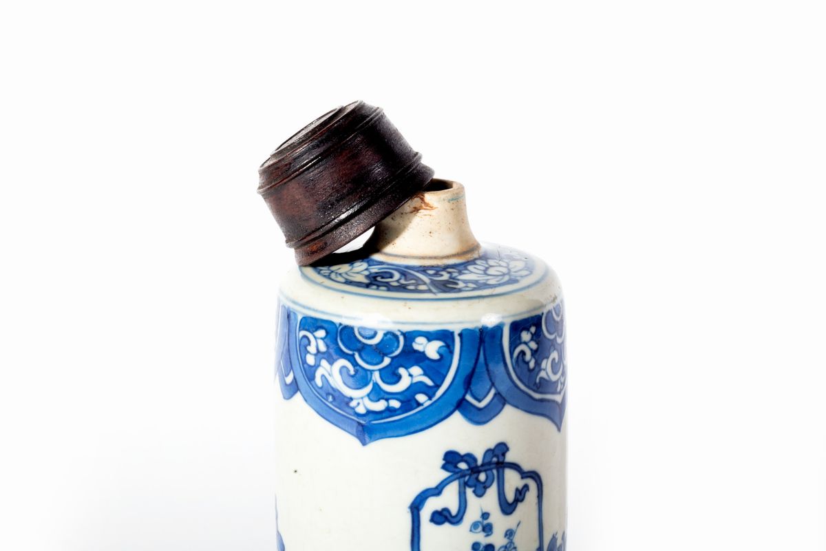 Vasetto in porcellana bianca e blu con tappo in legno, Cina, dinastia Qing