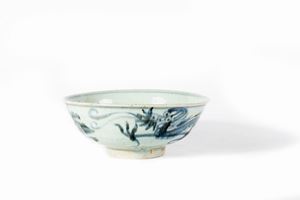 Antique Chinese bowl in blue and white porcelain, decorated with dragons on the outer edge