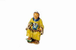 Polychrome ceramic sculpture depicting a sitting monkey, China, Qing dynasty 19th century
