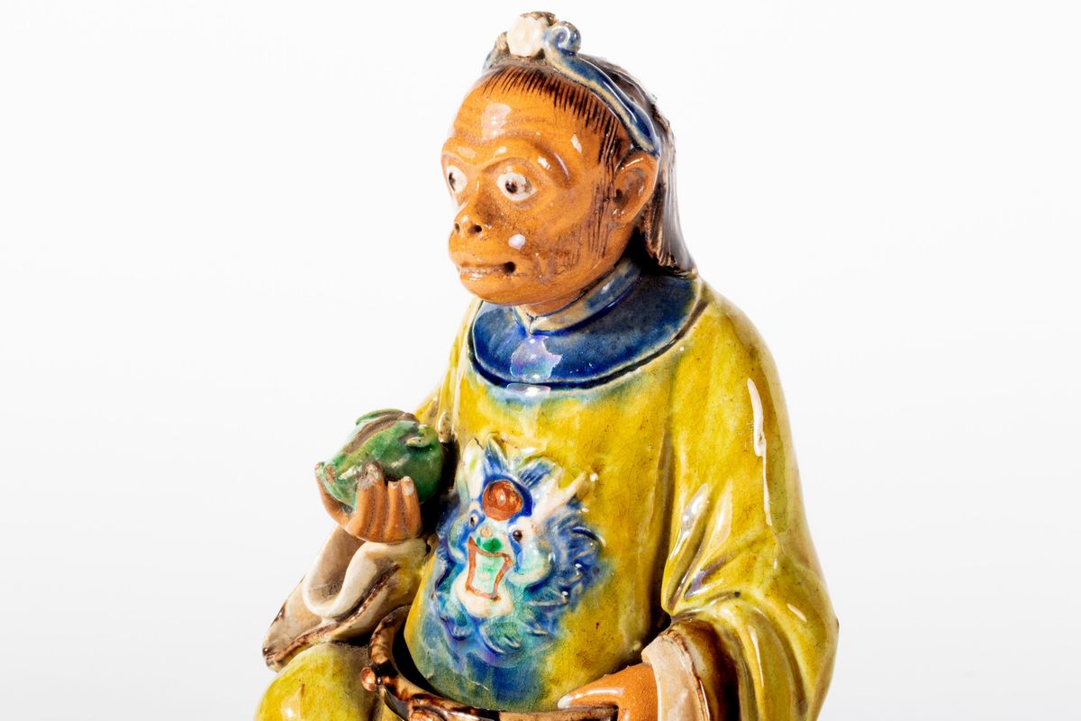 Scultura in ceramica policroma raffigurante scimmia seduta, Cina, Dinastia Qing, XIX secolo