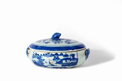 Zuppiera in porcellana bianca e blu con paesaggio e pagode, Cina, fine XVIII secolo