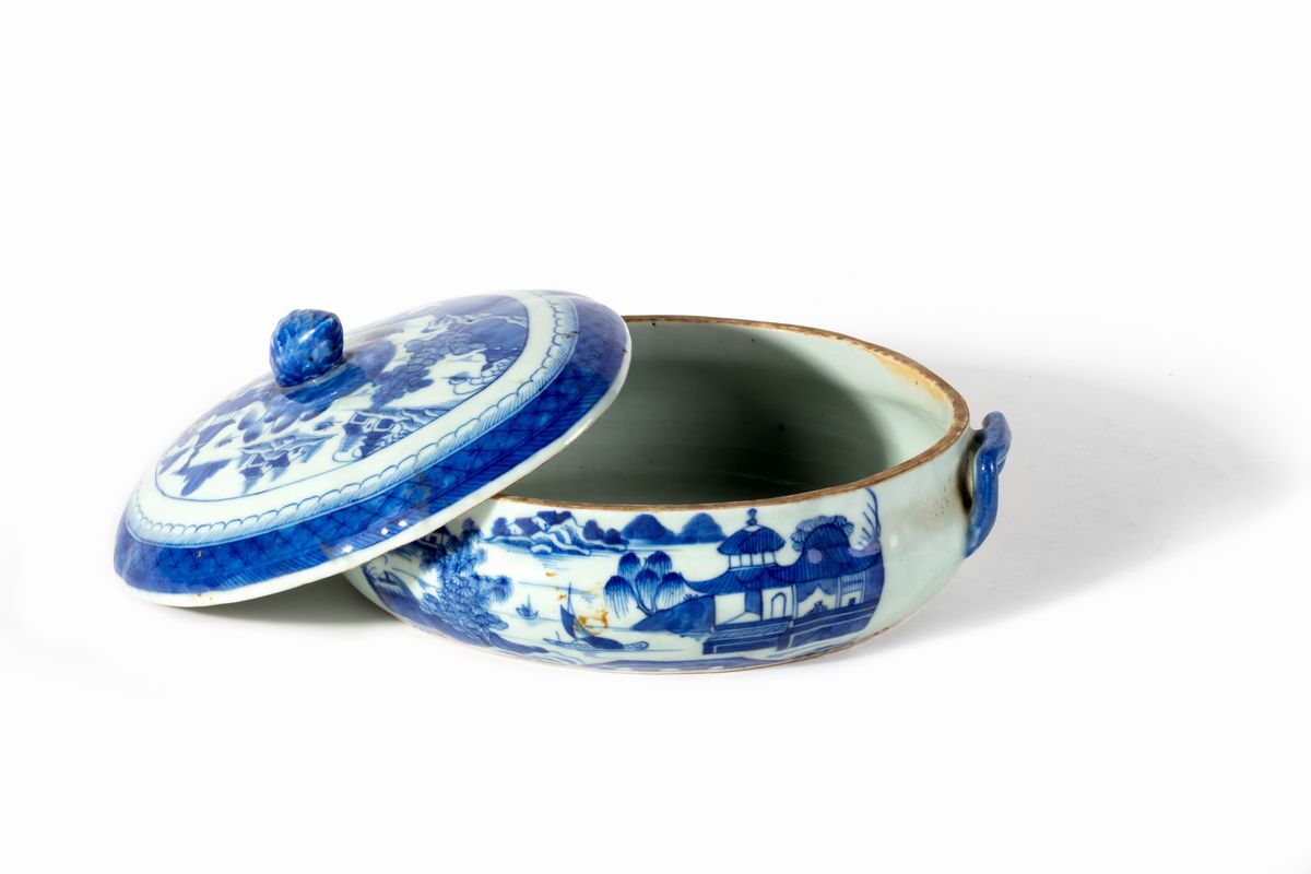 Zuppiera in porcellana bianca e blu con paesaggio e pagode, Cina, fine XVIII secolo