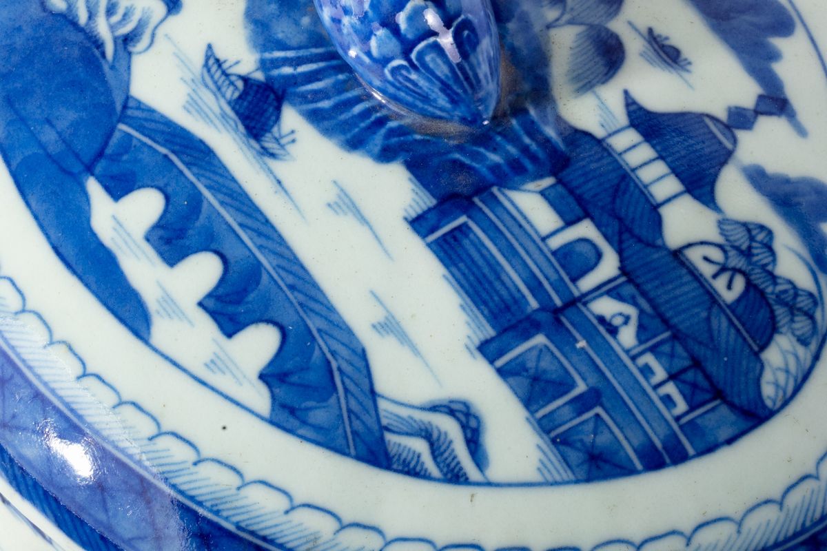 Zuppiera in porcellana bianca e blu con paesaggio e pagode, Cina, fine XVIII secolo