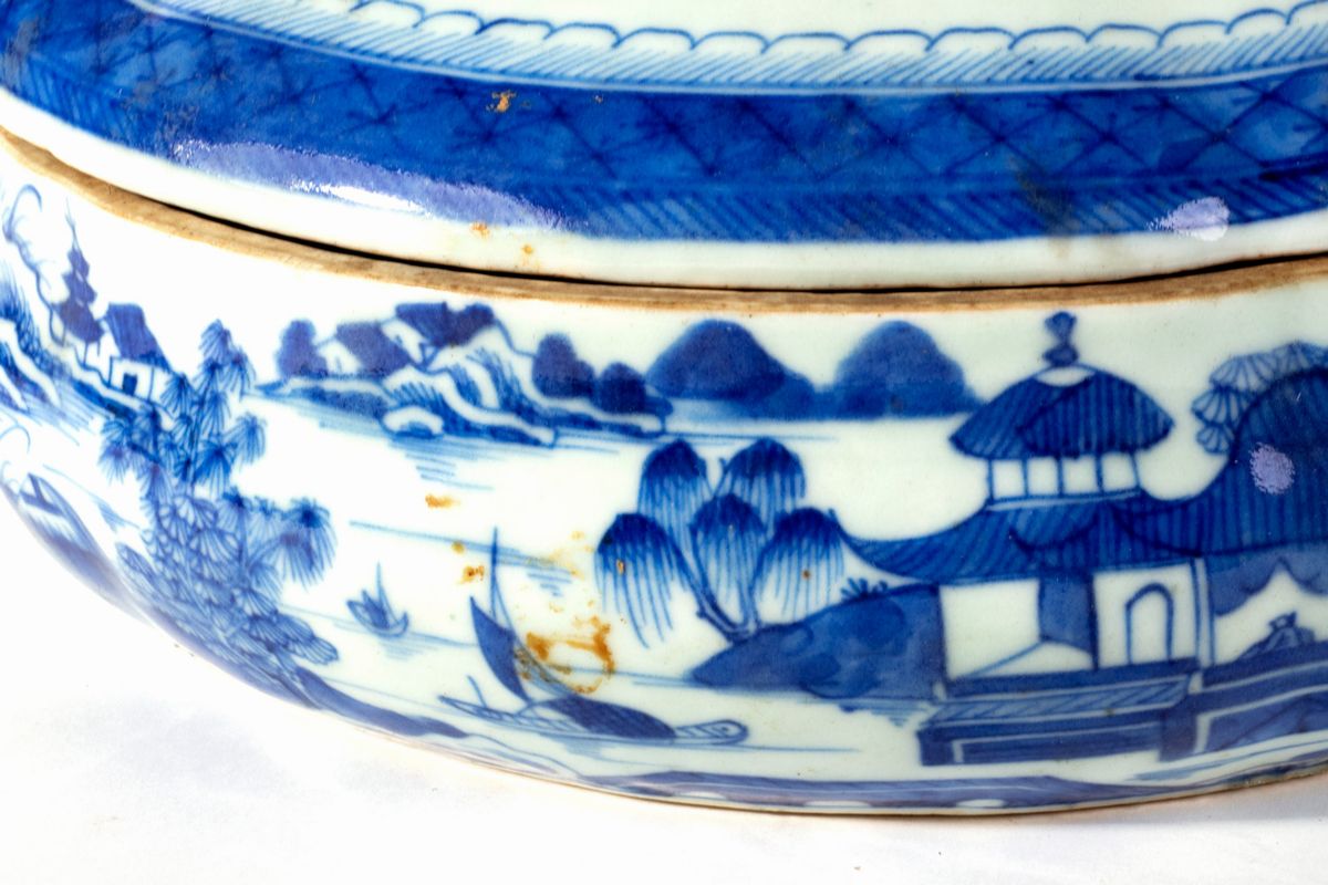 Zuppiera in porcellana bianca e blu con paesaggio e pagode, Cina, fine XVIII secolo