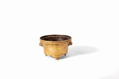 Vasetto in bronzo con testine zoomorfe, marchio Xuande, Cina, dinastia Ming
