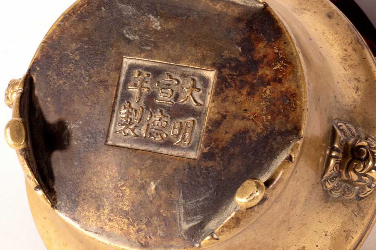 Vasetto in bronzo con testine zoomorfe, marchio Xuande, Cina, dinastia Ming