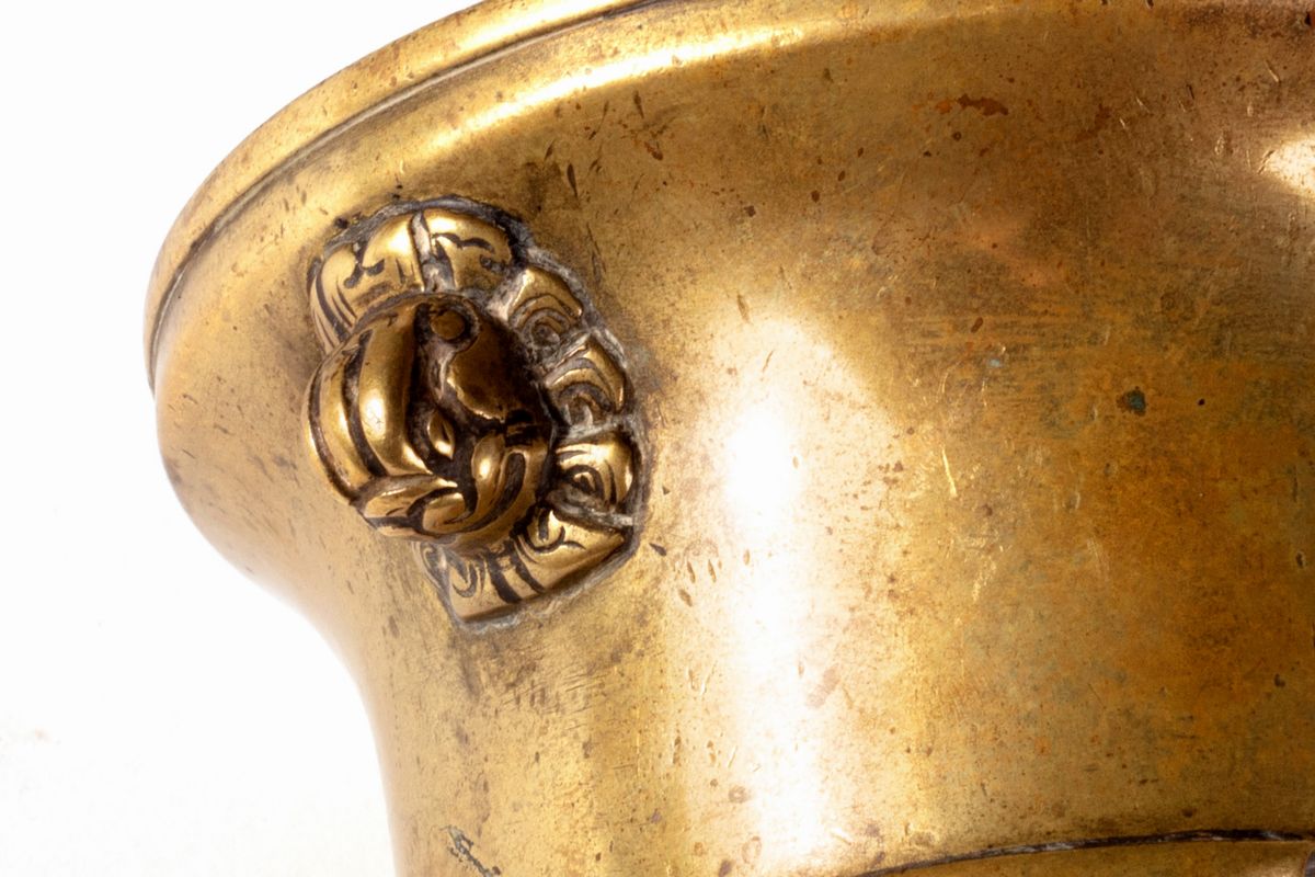 Vasetto in bronzo con testine zoomorfe, marchio Xuande, Cina, dinastia Ming