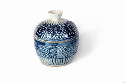 Ciotolina con coperchio in porcellana bianca e blu, motivi geometrici, Cina, XIX - XX secolo