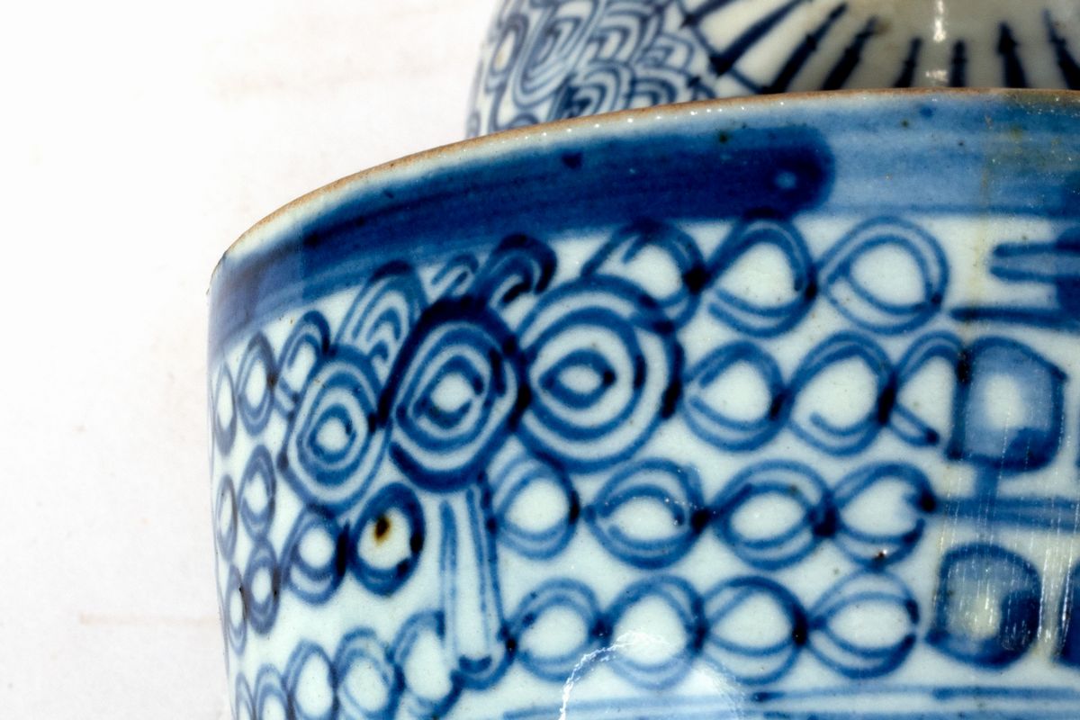 Ciotolina con coperchio in porcellana bianca e blu, motivi geometrici, Cina, XIX - XX secolo