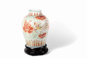 White, red and green porcelain vase with phoenixes and floral motifs, China Qing dynasty, Kangxi period