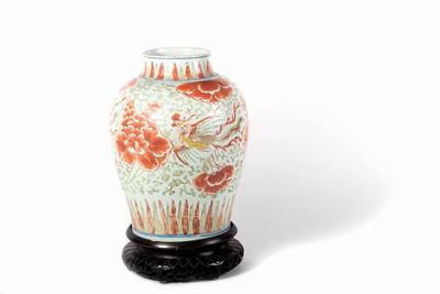 Cina, Vaso in porcellana bianca, rossa e verde con fenici e motivi floreali, dinastia Qing, perio...