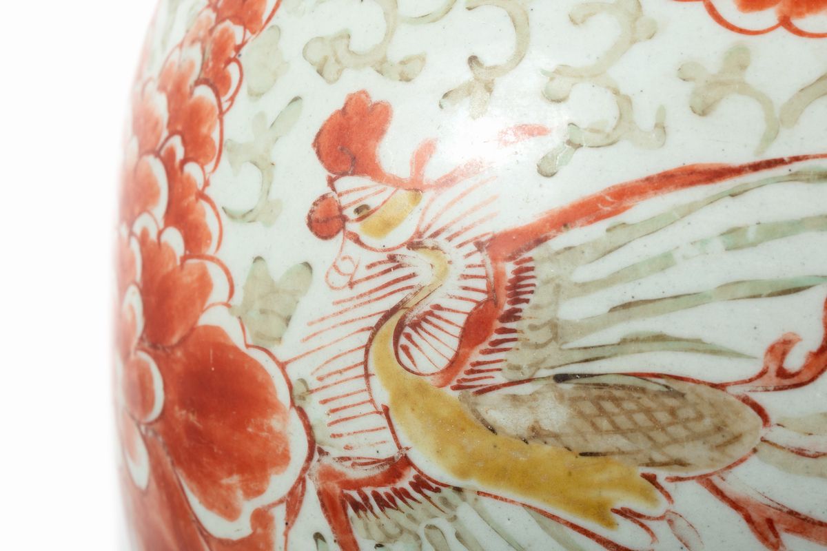 Cina, Vaso in porcellana bianca, rossa e verde con fenici e motivi floreali, dinastia Qing, perio...