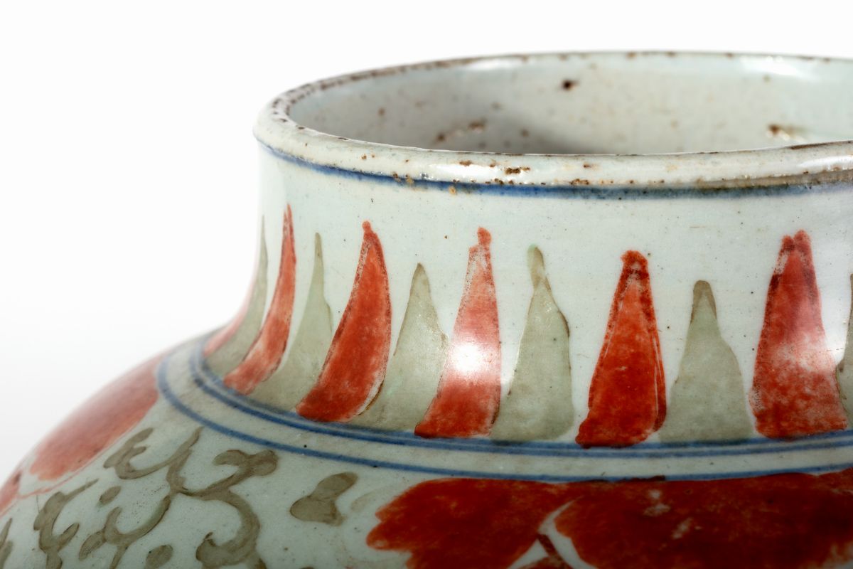Cina, Vaso in porcellana bianca, rossa e verde con fenici e motivi floreali, dinastia Qing, perio...