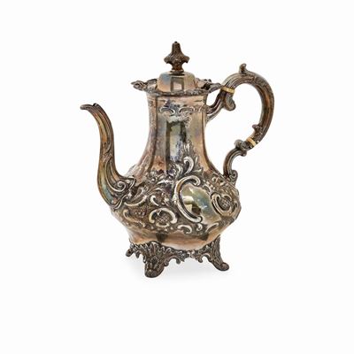 Caffettiera in argento, Londra, 1857, a corpo sbalzato con motivi floreali