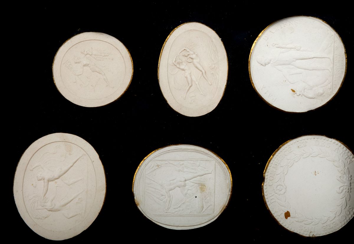 Coppia di Cornici a Teca in Finta Tartaruga con Calchi in Gesso di Cammei, in Stile Neoclassico