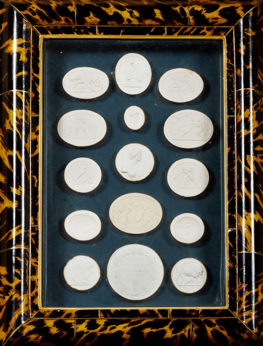 Coppia di Cornici a Teca in Finta Tartaruga con Calchi in Gesso di Cammei, in Stile Neoclassico