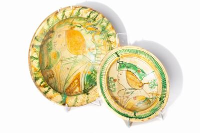 Manifattura emiliano-romagnola, Due piatti in maiolica policroma ingobbiata e graffita del XVI se...