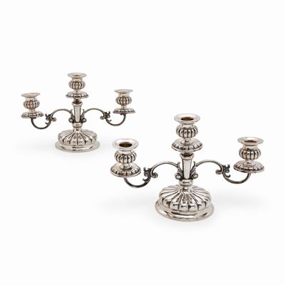 Candelabri in argento, Italia, XX secolo, a tre fiamme con lavorazioni a festoni