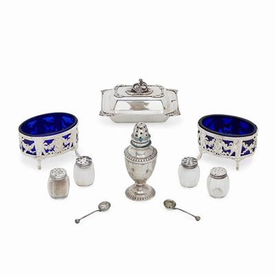 Set di otto oggetti in argento, composto da due sale/pepe con cucchiaino, una saliera, quattro sa...