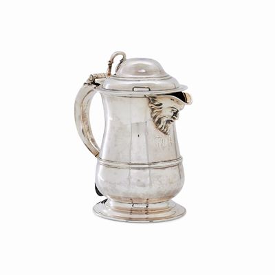 Tankard in argento, Inghilterra, XIX secolo, con coperchio e versatoio a figura maschile