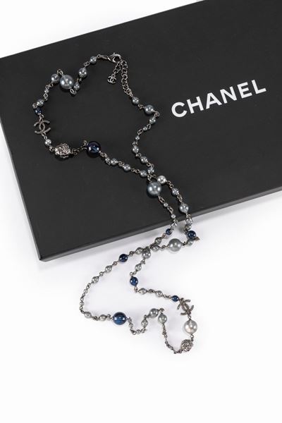 Collana in metallico brunito con sfere in varie tonalità di grigio e blu