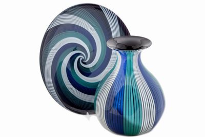 Veart Venezia, Piatto e vaso in vetro con motivi a spirali in bianco, blu e turchese