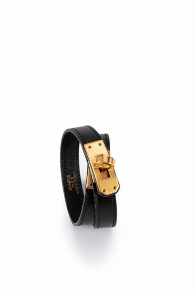 Bracciale Kelly, pelle nera con dettagli in metallo dorato satinato, cm 5,5