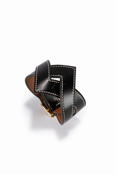 Bracciale contrarié in pelle nera con dettagli in metallo dorato