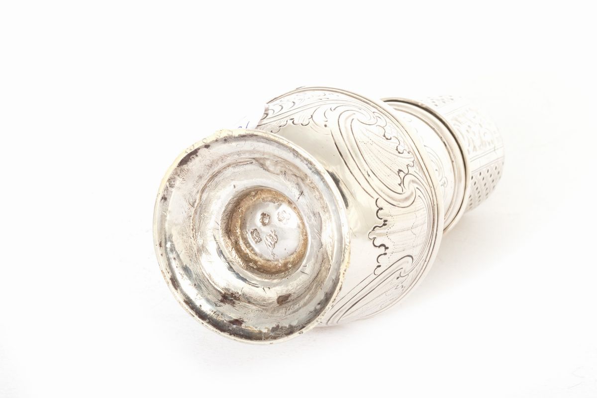 Spargizucchero in argento, Inghilterra, fine XVIII - inizio XIX secolo, altezza cm 16