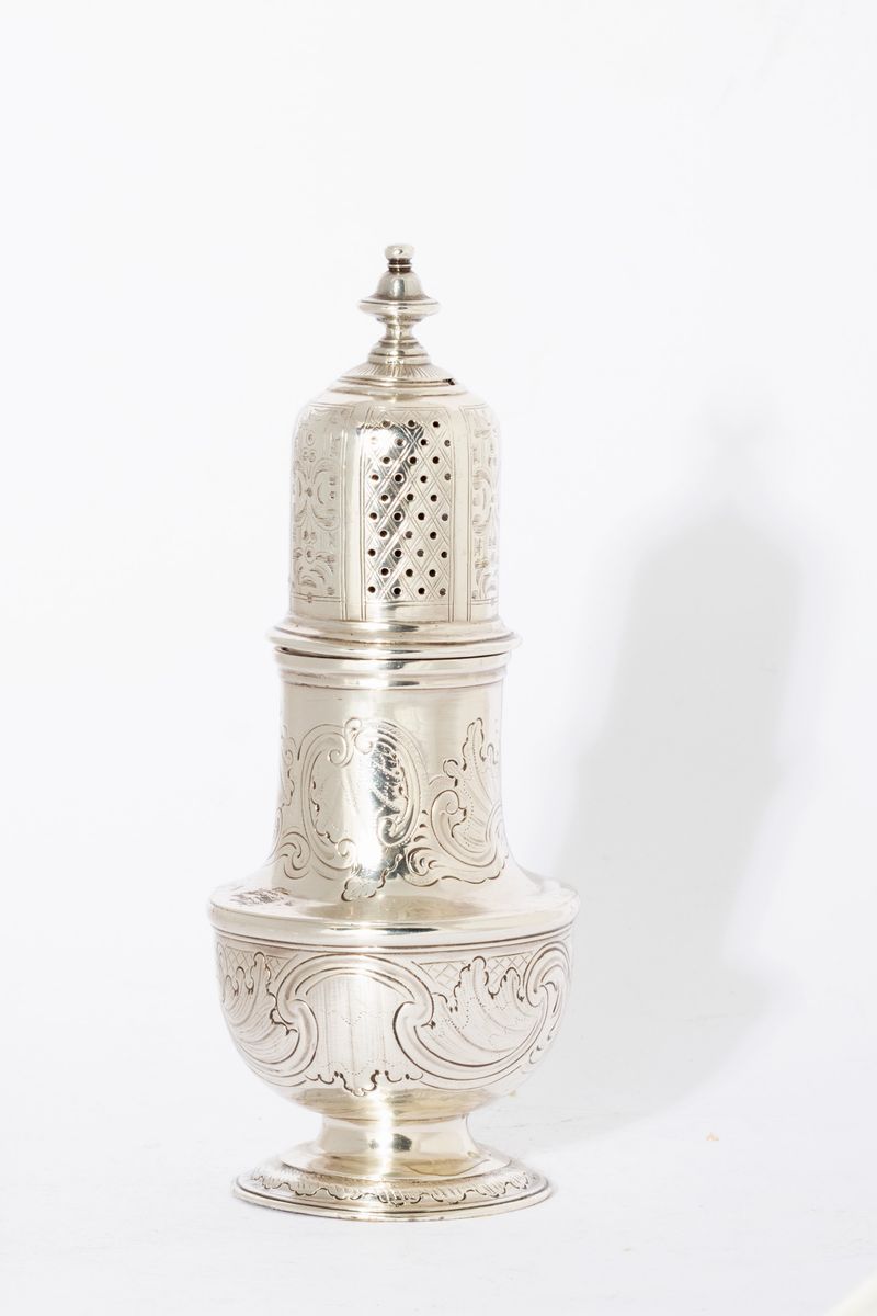 Spargizucchero in argento, Inghilterra, fine XVIII - inizio XIX secolo, altezza cm 16