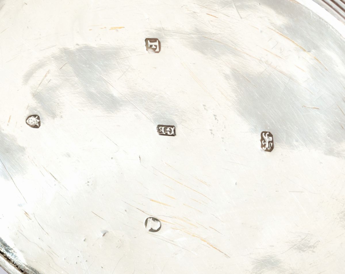 Teiera in argento con manico e presa in osso e vassoio ovale, Inghilterra, XIX secolo