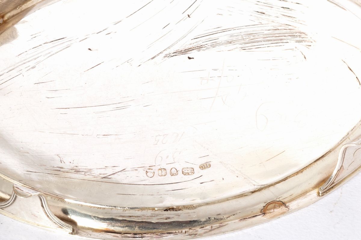 Teiera in argento con manico e presa in osso e vassoio ovale, Inghilterra, XIX secolo