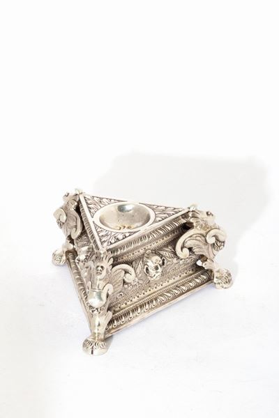 Saliera triangolare in argento, stile neorinascimentale con arpie agli angoli