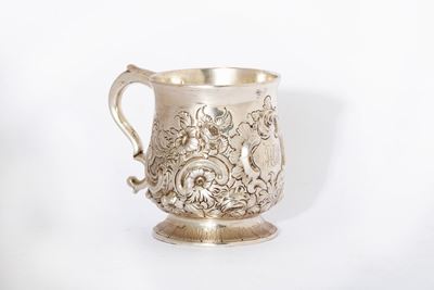 Bicchiere in argento cesellato con manico, Inghilterra, XVIII secolo
