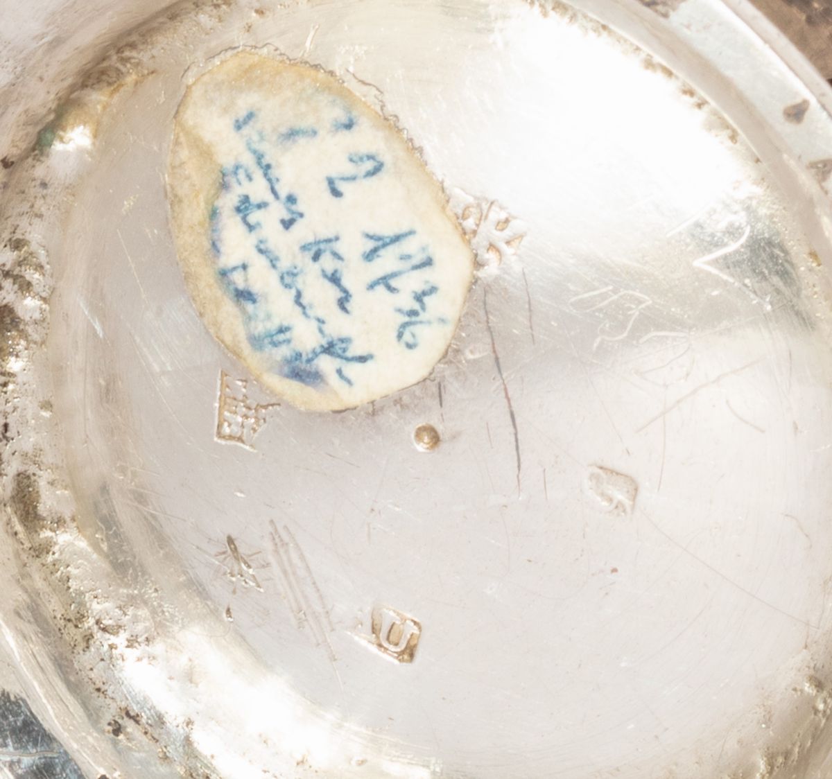 Bicchiere in argento cesellato con manico, Inghilterra, XVIII secolo