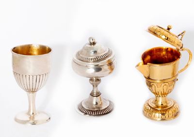 Versatoio in argento dorato con bollo pontificio, vasetto con coperchio in argento e bicchierino ...