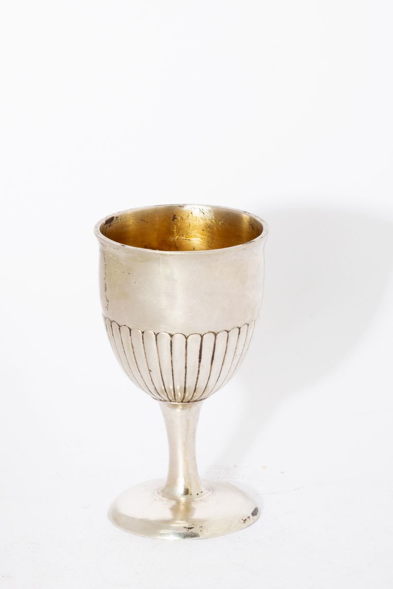 Versatoio in argento dorato con bollo pontificio, vasetto con coperchio in argento e bicchierino ...