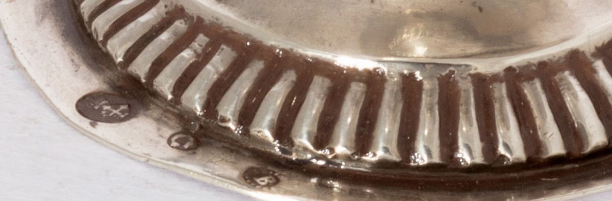 Versatoio in argento dorato con bollo pontificio, vasetto con coperchio in argento e bicchierino ...