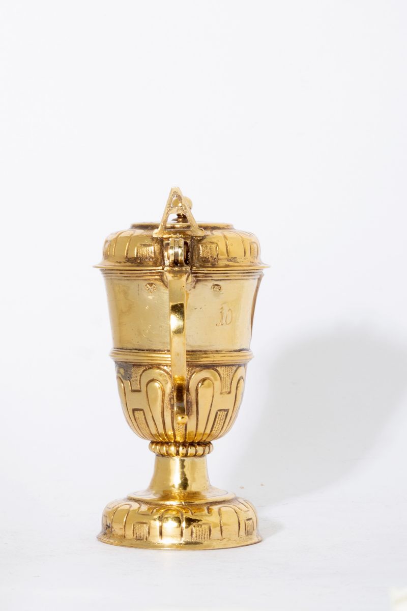Versatoio in argento dorato con bollo pontificio, vasetto con coperchio in argento e bicchierino ...